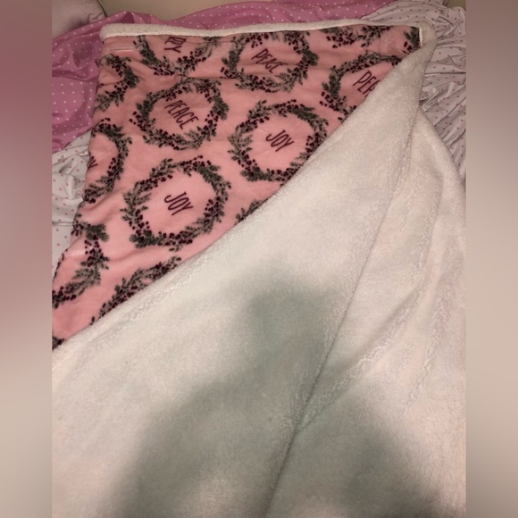 Pink Christmas blanket - Picture 2 of 3